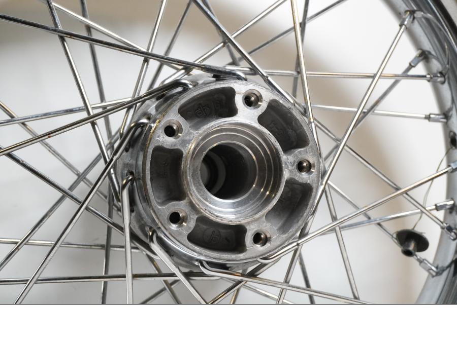 Extrabild4 på Fälg från en H-D Touring Road King FLHRC -2016 motorcykel.