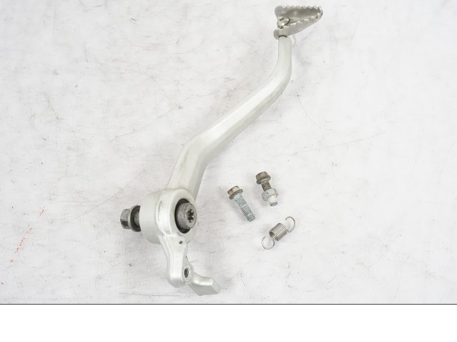 Framsidan på Bromspedal från en KTM 690 Duke -2015 motorcykel.