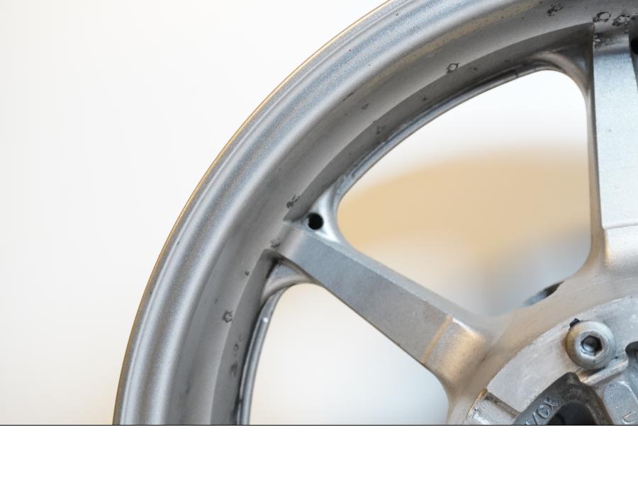 Snett uppifrån på Fälg från en Yamaha XVS 1300 -2008 motorcykel.