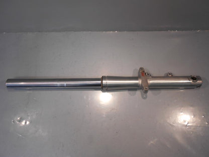 Baksidan på Gaffelben från en Yamaha XV 1600 -2000 motorcykel.