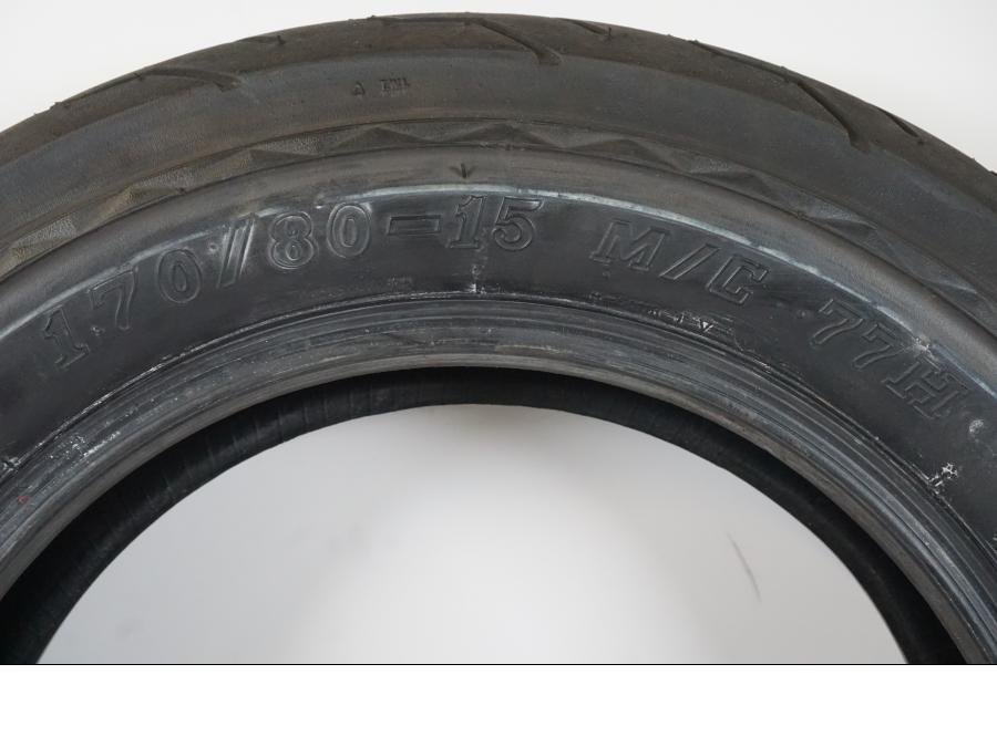 Höger sida på <p>Begagnad däck av märket Maxxis och modell Classic.</p>

<p>Dimension 170/80-15. </p>

<p>Mönsterdjup ca: 60% (4,60mm).</p>

<p>Tillv 2322.</p> moped.