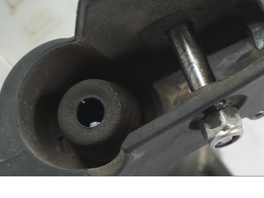 Snett nerifrån på Bromshuvudcylinder från en BMW R 1200 GS -2005 motorcykel.