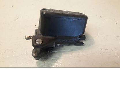 Framsidan på Bromshuvudcylinder från en Honda VFR 800 -2000 motorcykel.