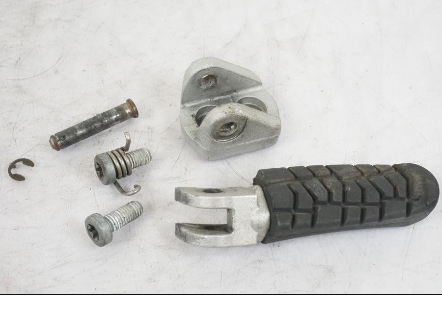 Framsidan på Fotpinne från en KTM 690 Duke -2015 motorcykel.