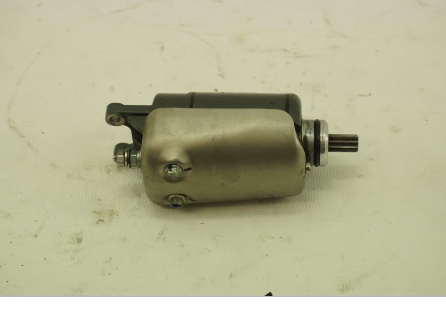 Framsidan på Startmotor från en KTM RC 390 -2019 motorcykel.