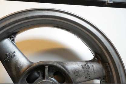 Extrabild4 på Fälg från en Kawasaki ZX-9R -1994 motorcykel.