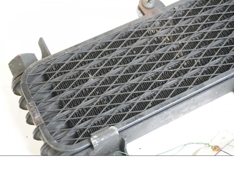 Snett uppifrån på Oljekyl från en Suzuki SV 1000 -2004 motorcykel.