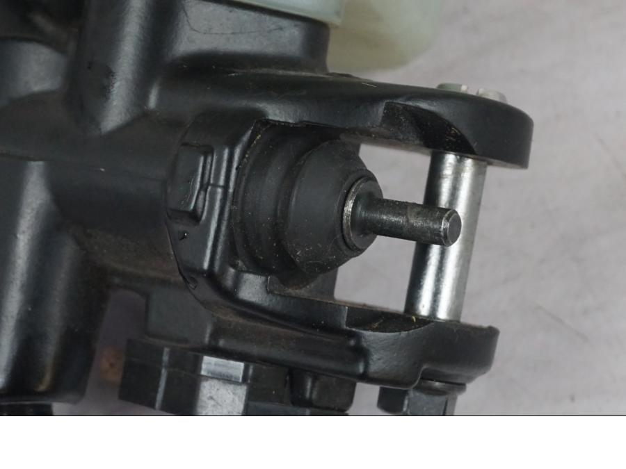 Snett nerifrån på Bromshuvudcylinder från en Kawasaki GTR 1400 -2008 motorcykel.