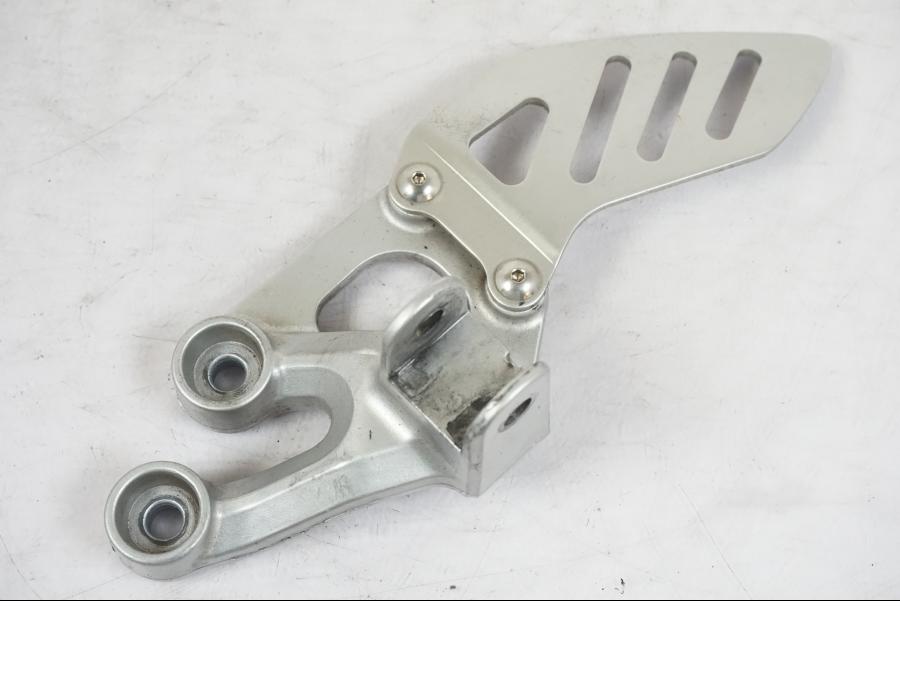 Framsidan på Fotpinnefäste från en Suzuki GSX-R 750 -2006 motorcykel.