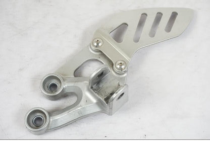 Framsidan på Fotpinnefäste från en Suzuki GSX-R 750 -2006 motorcykel.