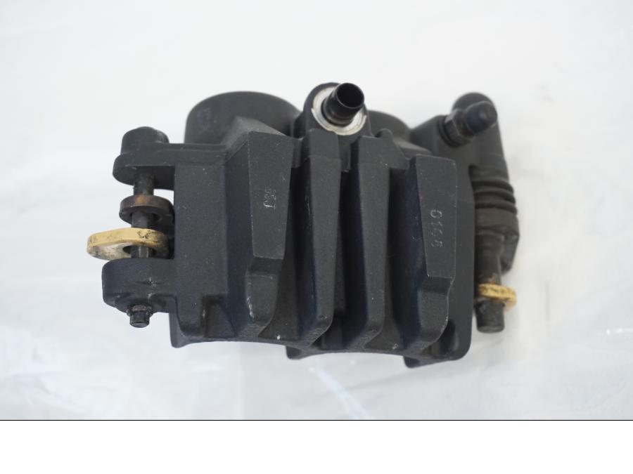 Baksidan på Bromsok från en Kawasaki VN 900 -2006 motorcykel.