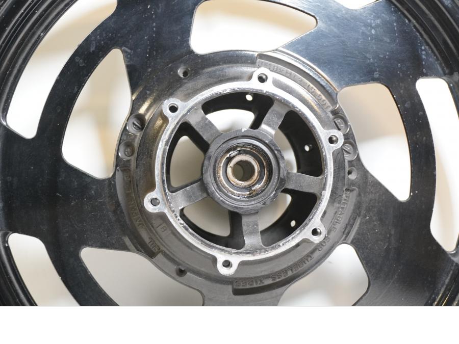 Extrabild3 på Fälg från en Yamaha V-MAX 1200 -1997 motorcykel.