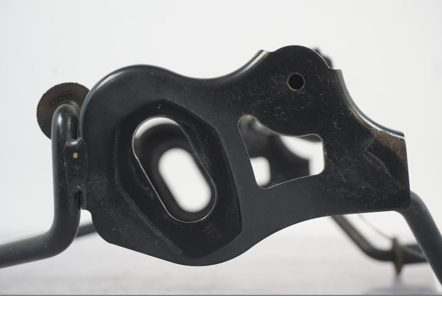 Snett uppifrån på Strålkastarfäste från en Suzuki GSF 1250 -2010 motorcykel.