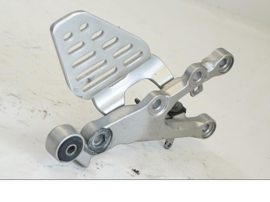 Baksidan på Fotpinnefäste från en Yamaha YZF R6 -2006 motorcykel.