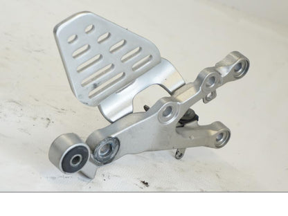 Baksidan på Fotpinnefäste från en Yamaha YZF R6 -2006 motorcykel.