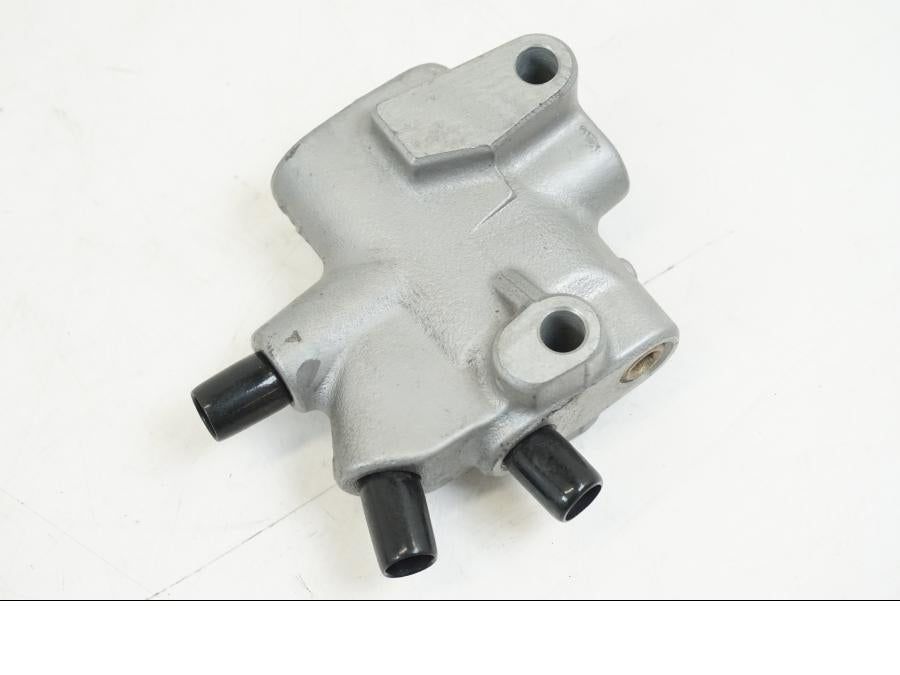 Framsidan på Bromsfördelare från en Honda VFR 800 -2003 motorcykel.