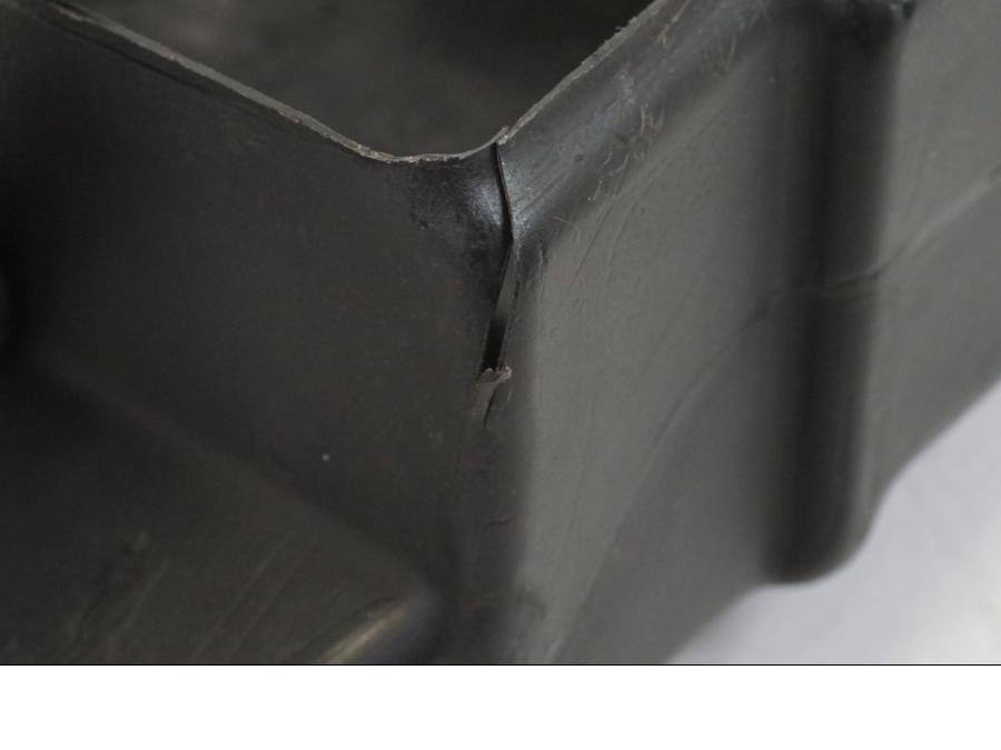 Vänster sida på Verktygslåda från en Kawasaki ZX-12R -2000 motorcykel.