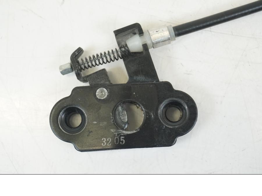 Baksidan på Sadellåsmekanism från en Ducati Hyperstrada -2013 motorcykel.