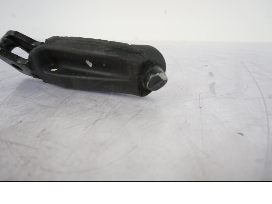 Snett nerifrån på Fotpinne från en KTM 125 Duke -2017 motorcykel.