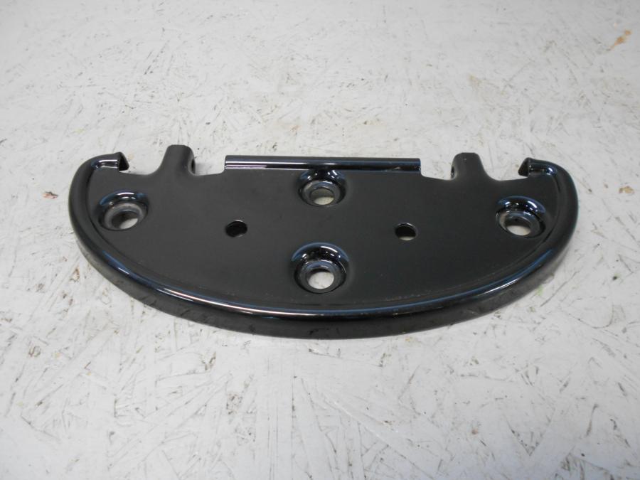 Framsidan på Fotplatta från en H-D Harley diverse -2016 motorcykel.