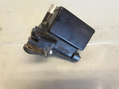 Baksidan på Bromshuvudcylinder från en Suzuki DL 1000 -2018 motorcykel.