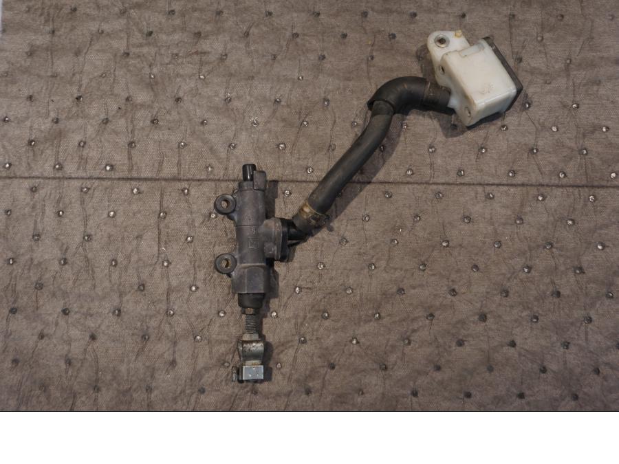 Framsidan på Bromshuvudcylinder från en Honda NSR 125 -1998 motorcykel.