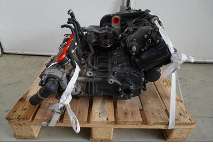 Snett nerifrån på Motor från en BMW K 1200 S -2007 motorcykel.
