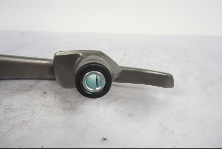 Snett nerifrån på Passagerarhandtag från en Kawasaki ER-6N -2012 motorcykel.