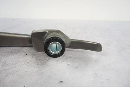 Snett nerifrån på Passagerarhandtag från en Kawasaki ER-6N -2012 motorcykel.