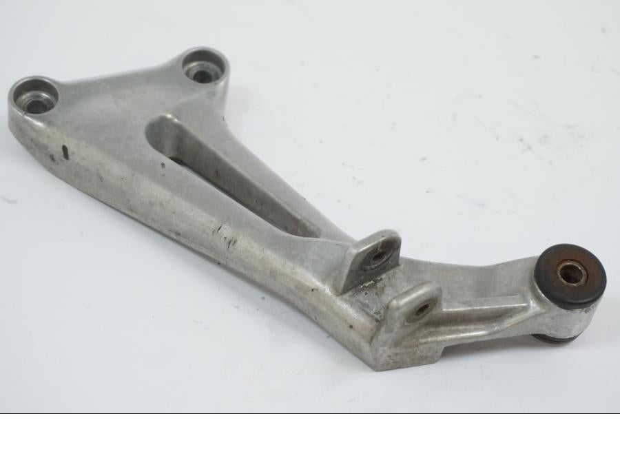 Baksidan på Fotpinnefäste från en Honda VTR 1000 F -1999 motorcykel.