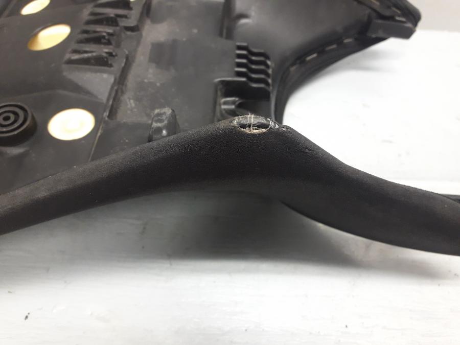 Höger sida på Sadel från en Yamaha MT 125 -2017 motorcykel.