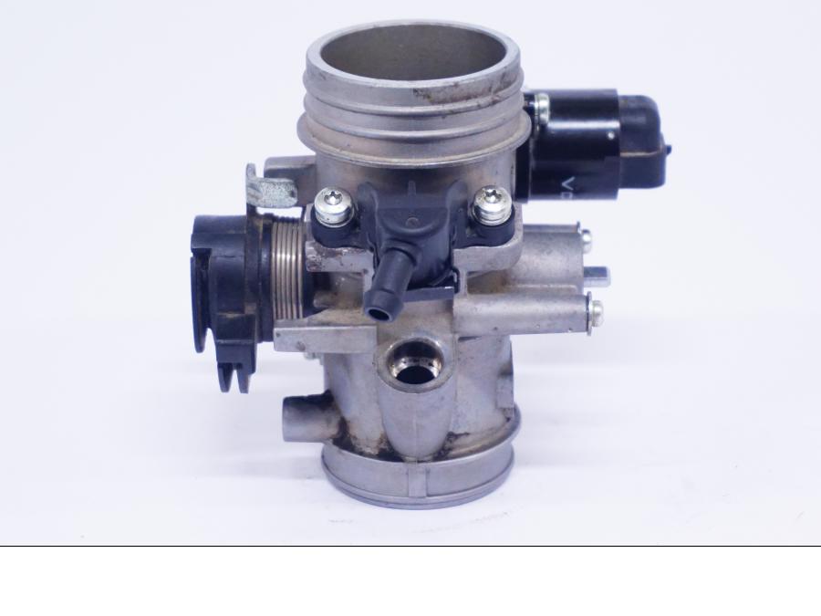 Vänster sida på Spjällhus från en BMW G 650 GS -2011 motorcykel.