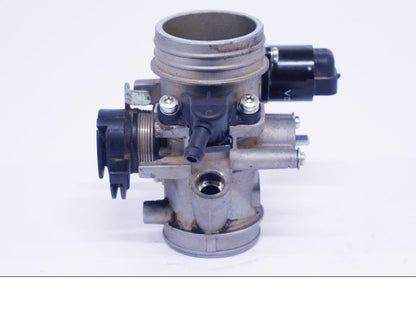 Vänster sida på Spjällhus från en BMW G 650 GS -2011 motorcykel.