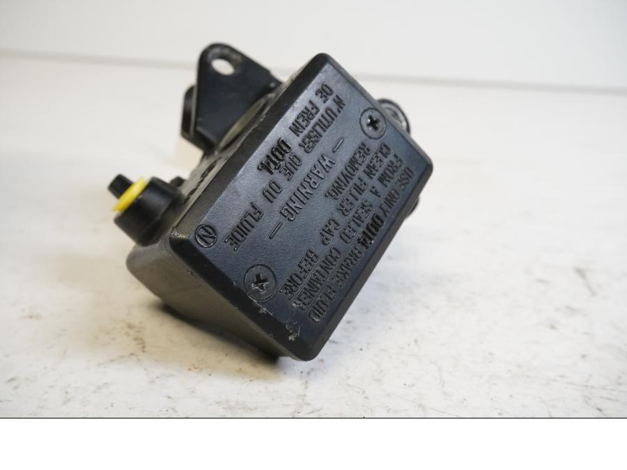 Baksidan på Bromshuvudcylinder från en Kawasaki ER-6N -2006 motorcykel.