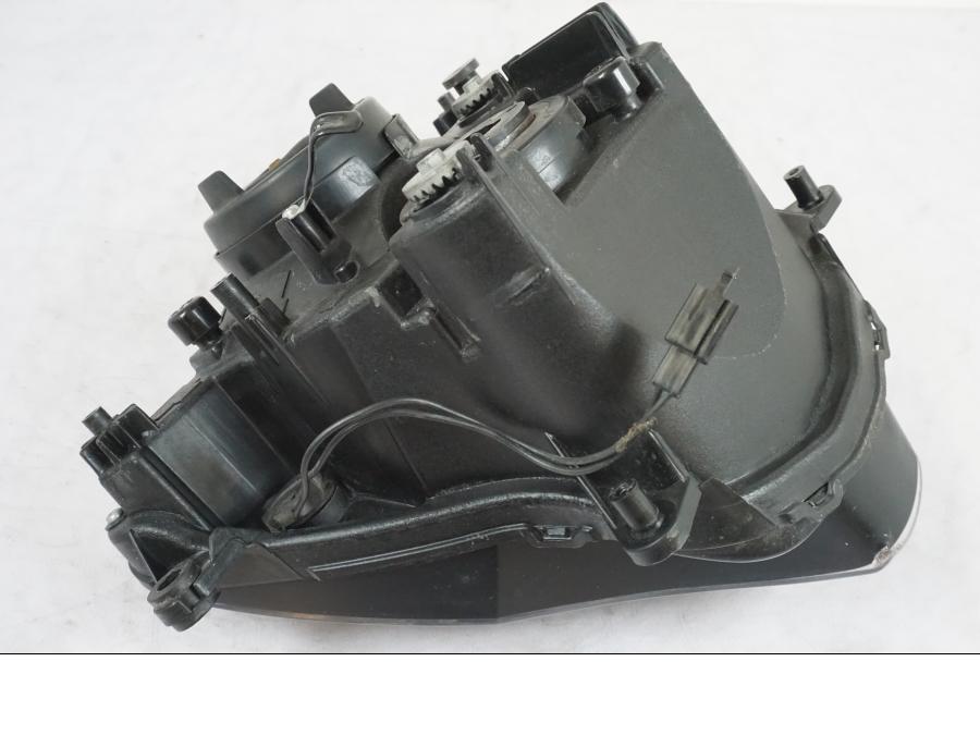 Snett nerifrån på Strålkastarinsats från en Suzuki GSX-R 750 -2007 motorcykel.