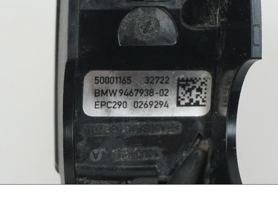 Snett nerifrån på SOS knapp från en BMW R 1250 GS -2023 motorcykel.