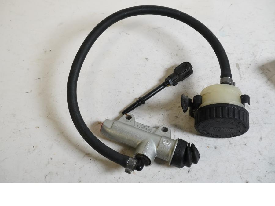 Framsidan på Bromshuvudcylinder från en BMW R 1200 RT -2013 motorcykel.