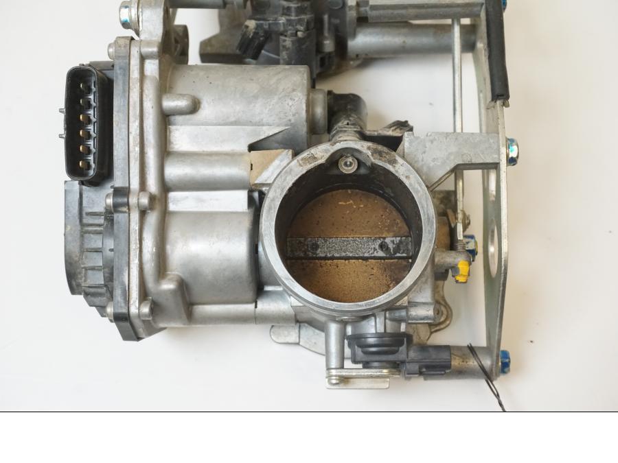 Extrabild4 på Spjällhus från en KTM 1190 Adventure -2015 motorcykel.