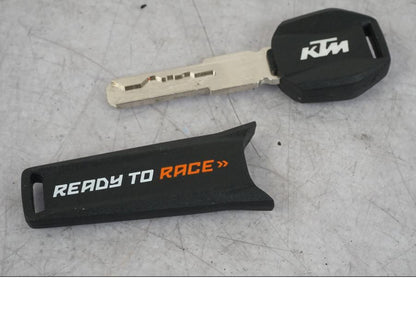 Extrabild2 på Låssats från en KTM 1290 Super Adventure R -2018 motorcykel.