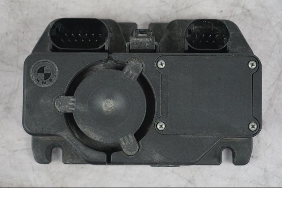 Snett nerifrån på Larm från en BMW K 1600 GTL -2015 motorcykel.