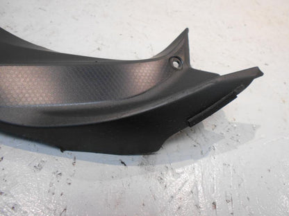 Vänster sida på Toppkåpsinsida från en Kawasaki Ninja H2 -2018 motorcykel.