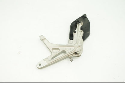 Baksidan på Fotpinnefäste från en Husqvarna Vitpilen 701 -2018 motorcykel.