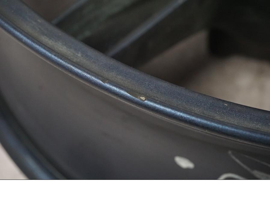 Snett uppifrån på Fälg från en Buell 1125 R -2008 motorcykel.