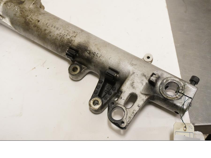 Baksidan på Gaffelben från en BMW R 850 R -2004 motorcykel.