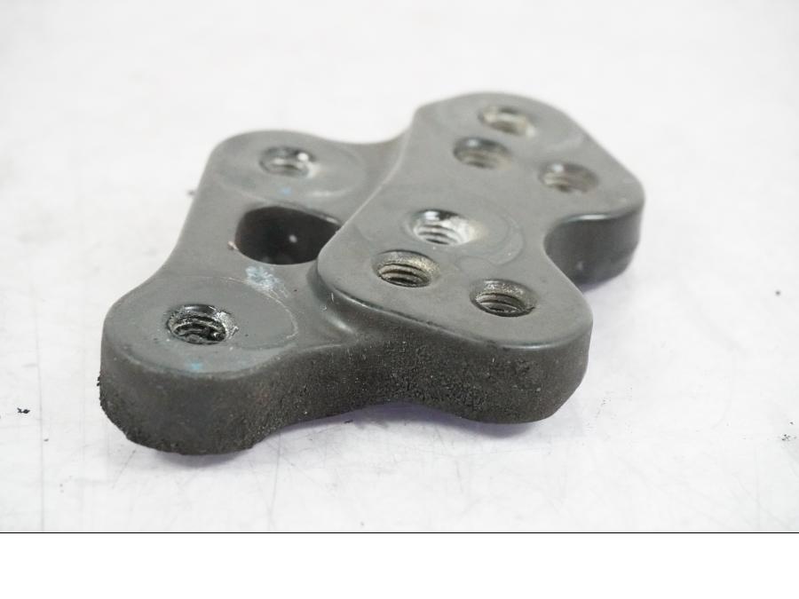 Höger sida på Fotpinnefäste inre från en Suzuki GSX-R 1000 -2008 motorcykel.