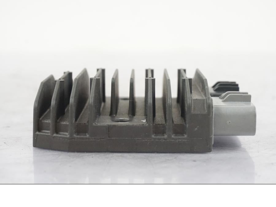 Snett uppifrån på Likriktare från en Kawasaki ZZ-R 1400 -2009 motorcykel.