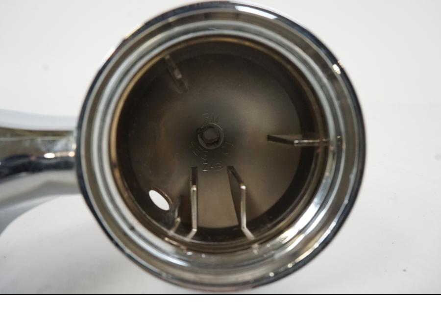 Höger sida på Blinkersfästekromkåpa från en H-D FLHC -2018 motorcykel.