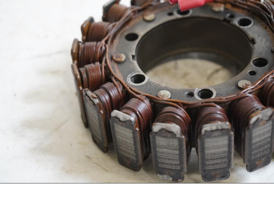 Baksidan på Generator från en Honda XRV 750 -1991 motorcykel.