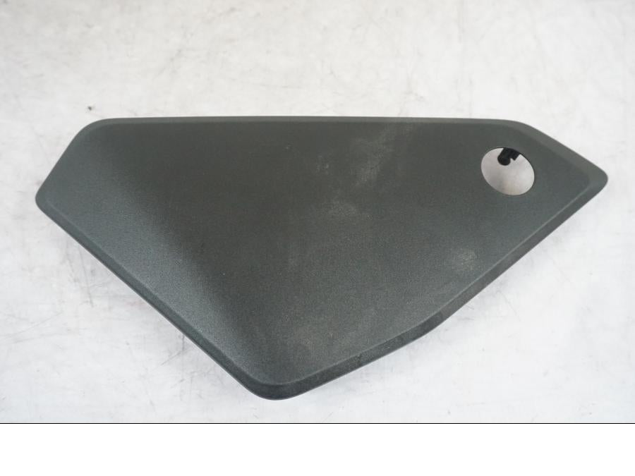 Framsidan på Sidopanel från en KTM 1290 Super Adventure S -2022 motorcykel.