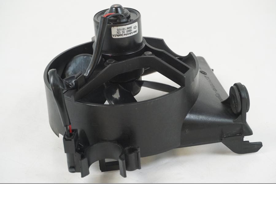 Snett uppifrån på Vattenkylfläkt från en BMW F 650 CS -2002 motorcykel.